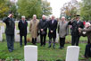 Herdenkingsmoment aan onze adoptiegraven op de Canadese militaire begraafplaats.